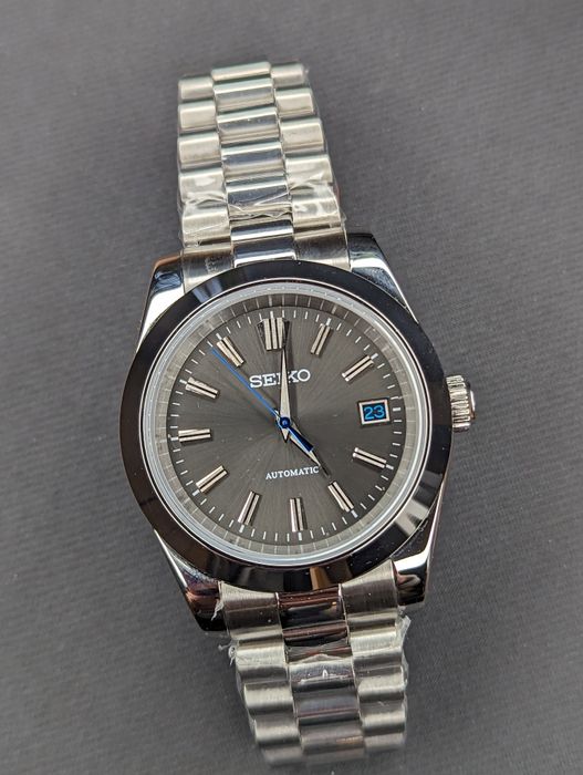 Piękny grafitowy Seiko mod z nakładanymi indeksami niebieski akcent