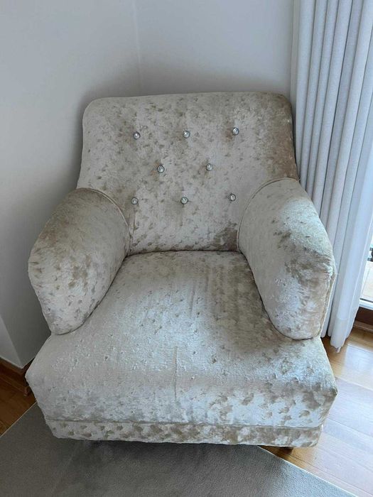 Cadeirão beige para quarto ou sala