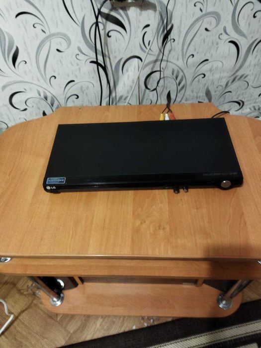 DVD-плеєр з функцією КАРАОКЕ та Система домашнього кінотеатру.