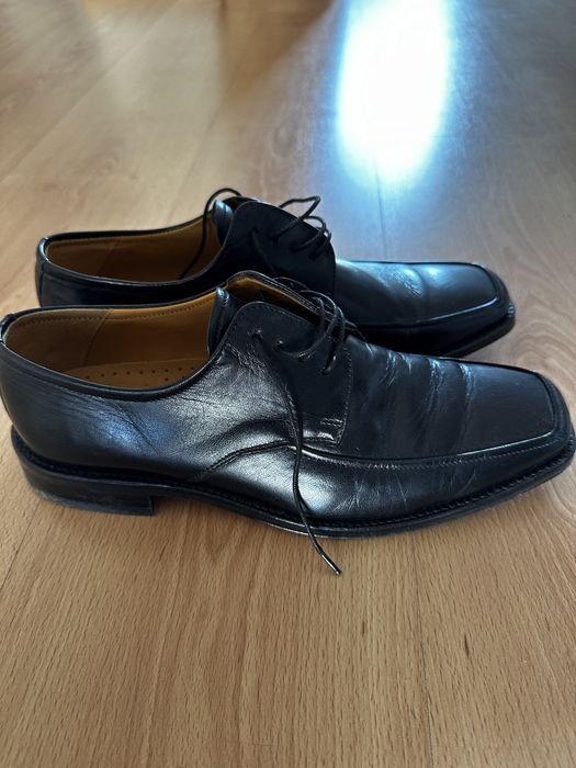 Sapatos pretos novos