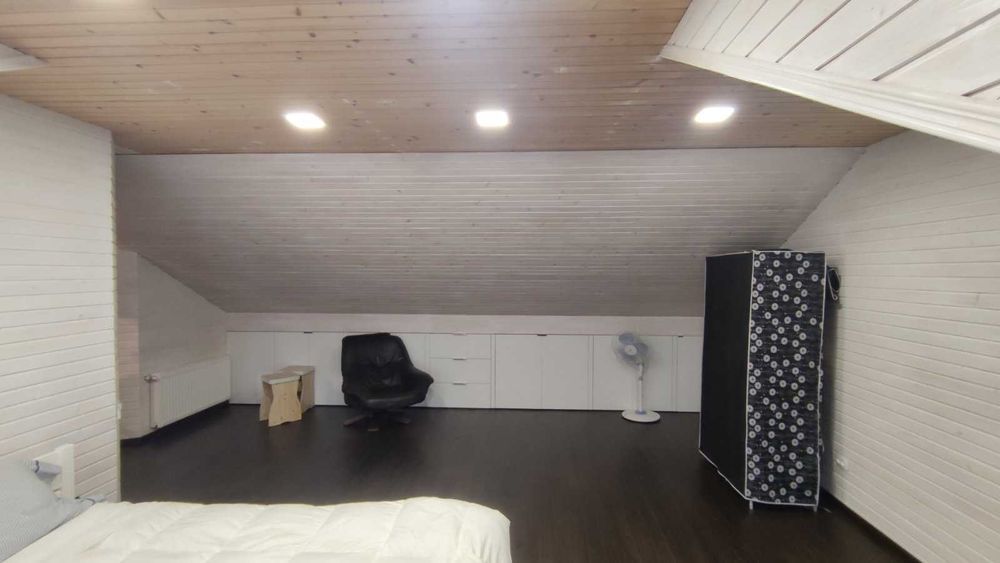 Продається трикімнатна квартира (частина будинку)