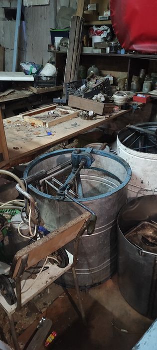 Продам медогонку/медогонка 2 рамки и 4