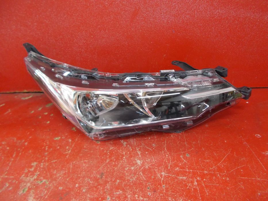 TOYOTA COROLLA E16 LIFT 81110-02L50-00 LAMPA PRAWA PRZÓD PRZEDNIA