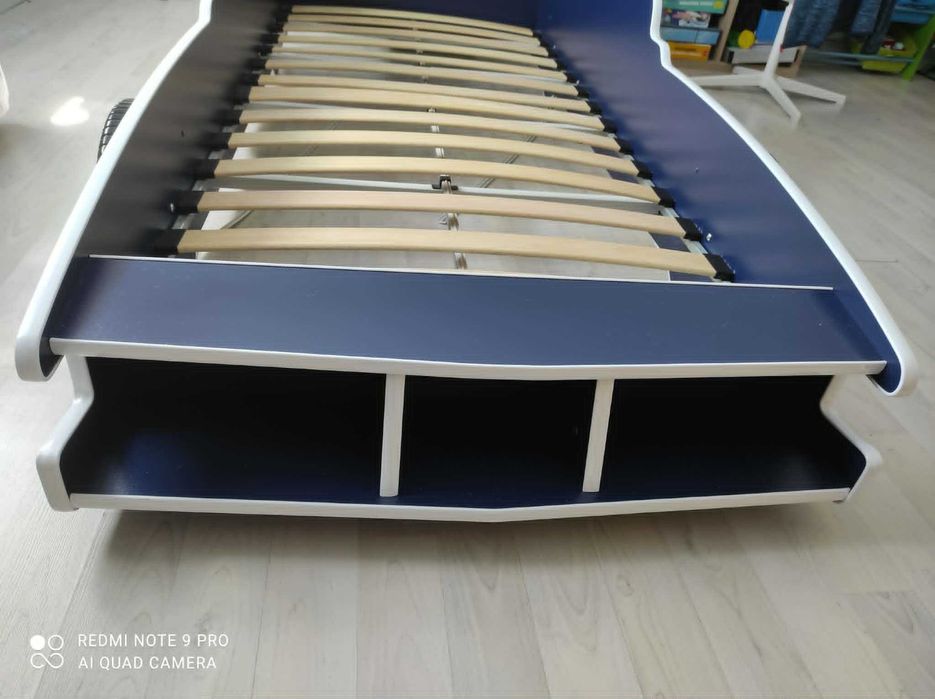 Cama de criança em feitio de carro