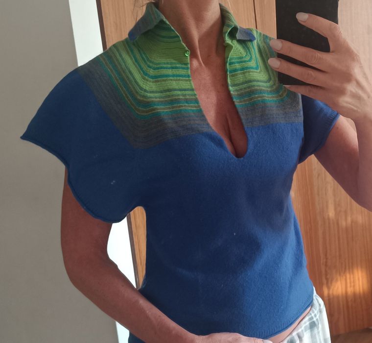 Strong-color wool sweater in navy blue and green, size M.64563904564611121