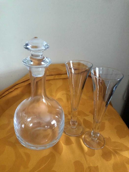 Garrafa e copos (flutes) em Cristal