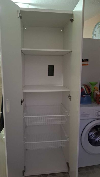 Roupeiro de duas porta IKEA e mesa de jantar