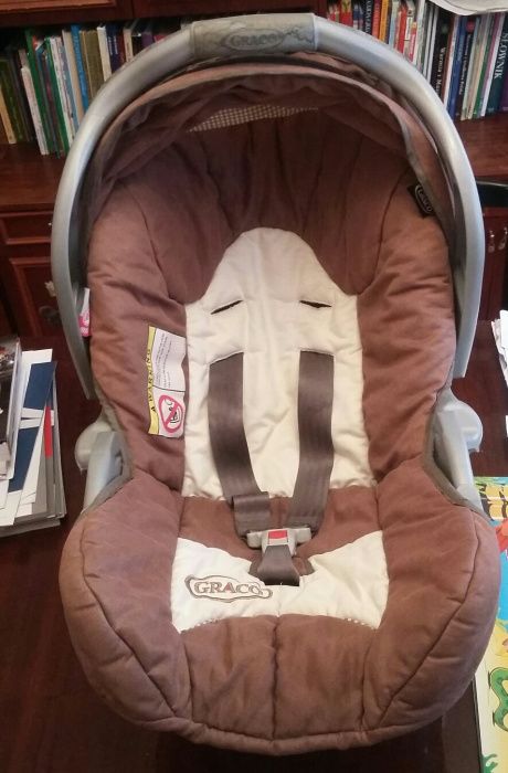 Nosidełko do samochodu Graco. Odcienie brązu i bezowego