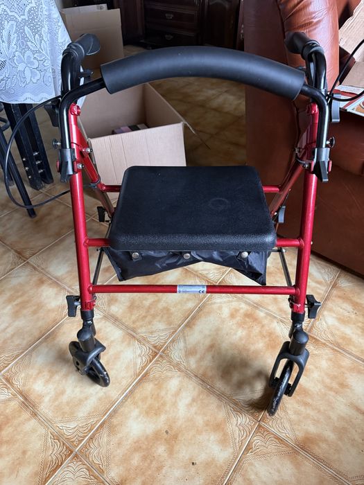 Andarilho com rodas e travões