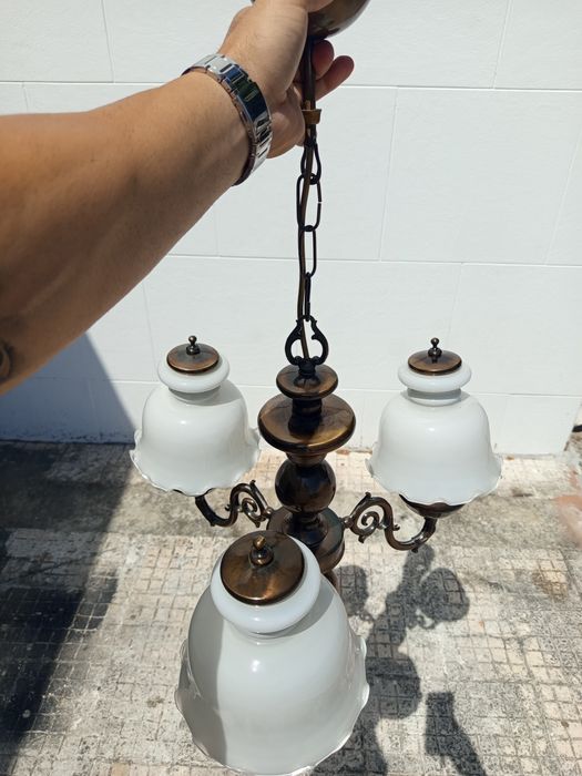 Candeeiro de sala e mesa de cabeceira