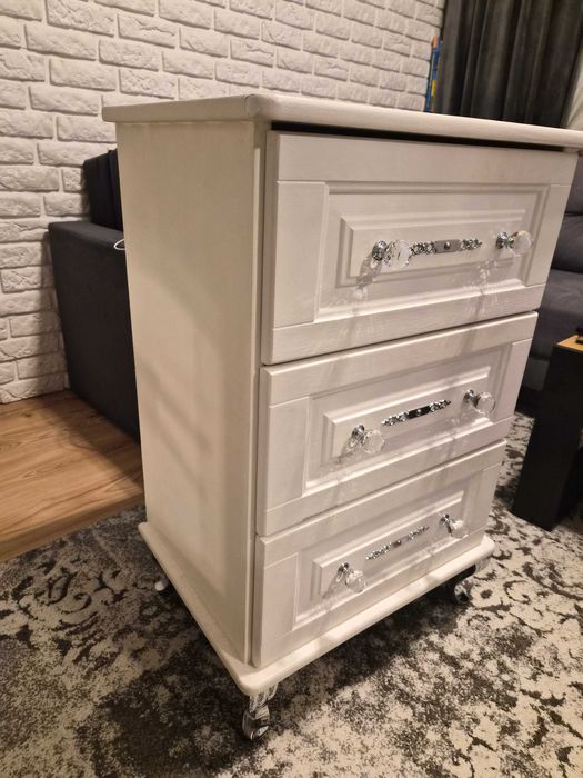 komoda drewniana biała