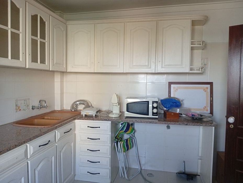 Móveis de cozinha, bancada em granito, lava loiça e torneira.