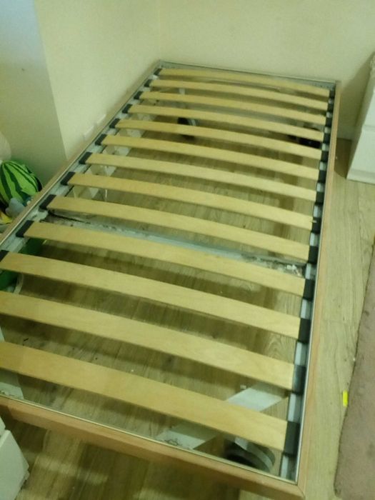 Cama estrado com rodas