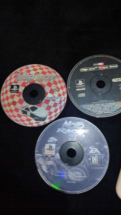 Controller plus 3 games for PlayStation 1.        15 euros total64171299969923121