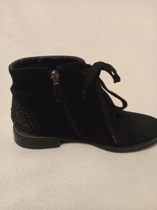 Продаються черевички.