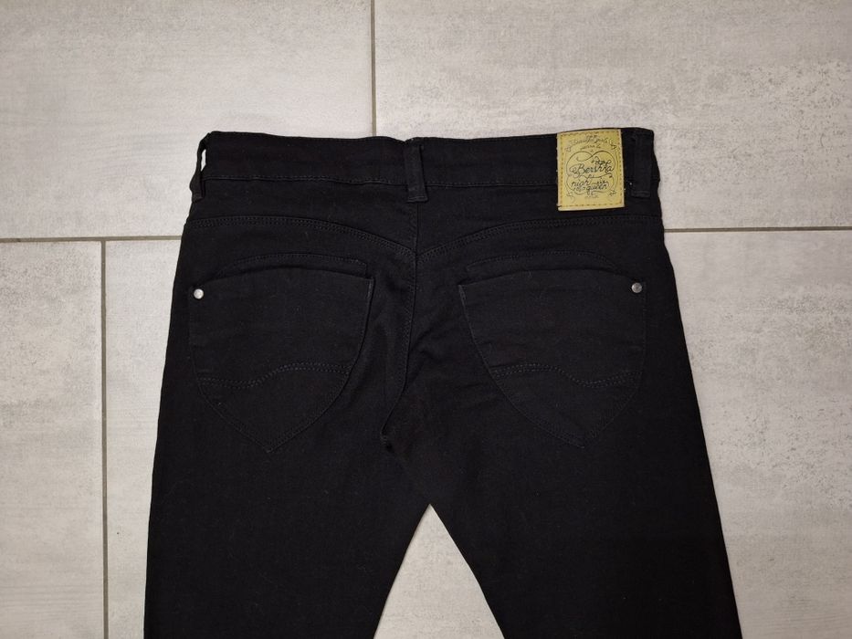 Bershka czarne spodnie r. 34 rurki