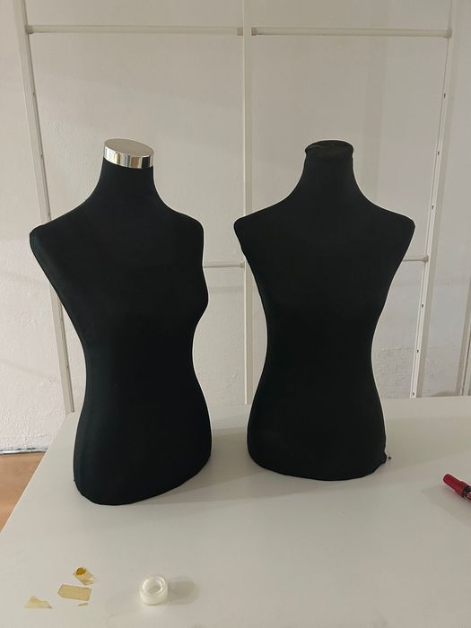 Estantes reguláveis em altura para loja de roupa
