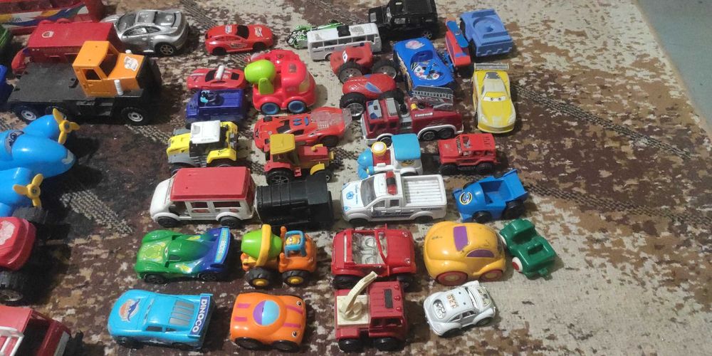 Продам 50 игрушечных машинок за 500 гр. Маленькие и большие.