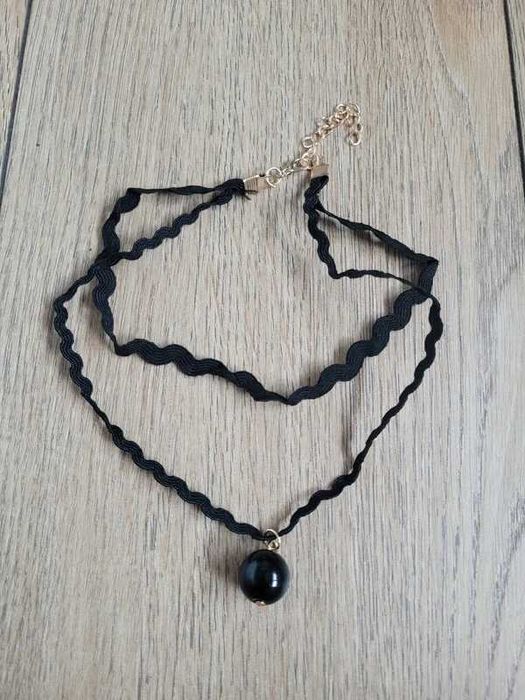 Czarny naszyjnik z kulką