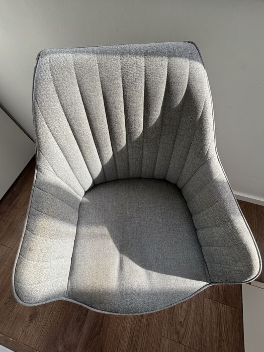 Cadeira cinza confortavel