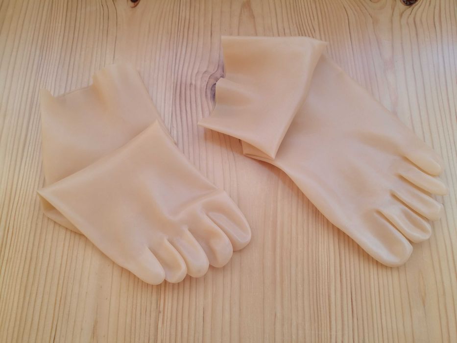 Носки латексные с пальцами, телесного цвета, размер M.