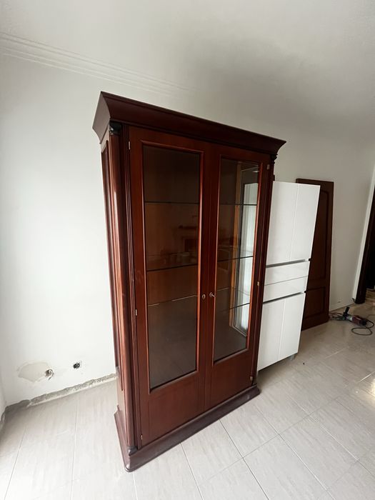 Cristaleira em madeira maciça com portas de vidro – excelente estado