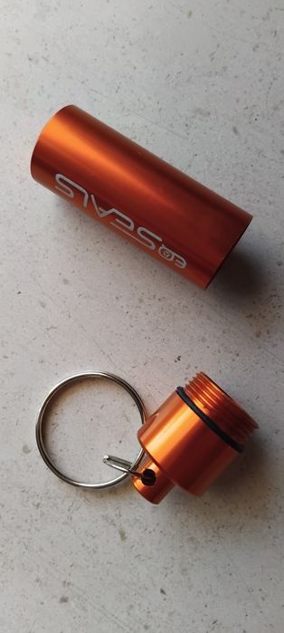 Recipiente/tubo para guardar tampões ouvidos e outros