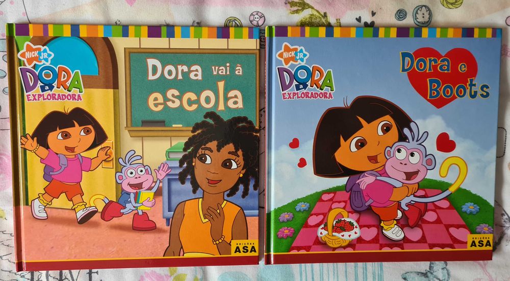 2 livros infantis da coleção "Dora a Exploradora"