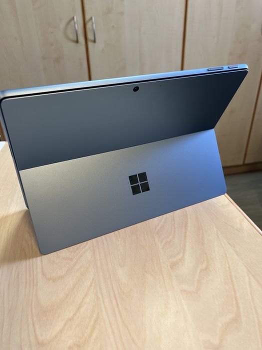 Microsoft Surface Pro 9 8GB RAM 256GB SDD Szafirowy