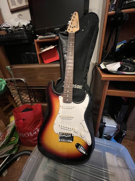 Guitarra Elétrica Johnson Stratocaster Sunburst + Capa