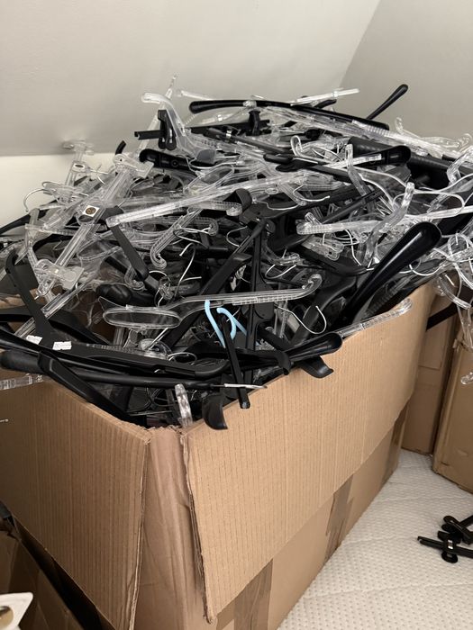 Oddam dużą ilość wieszaków