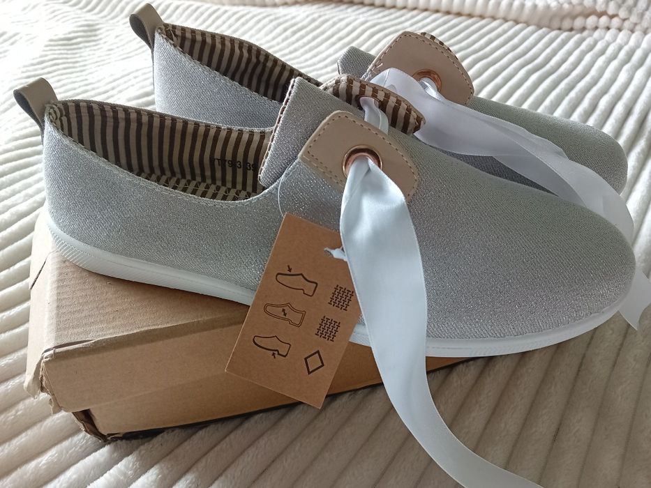 Buty srebrne z brokatem r. 40. Nowe.