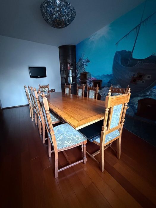 Масивний обідній стіл з натурального дуба