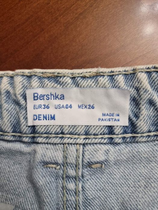 Джинсові шорти Bershka.