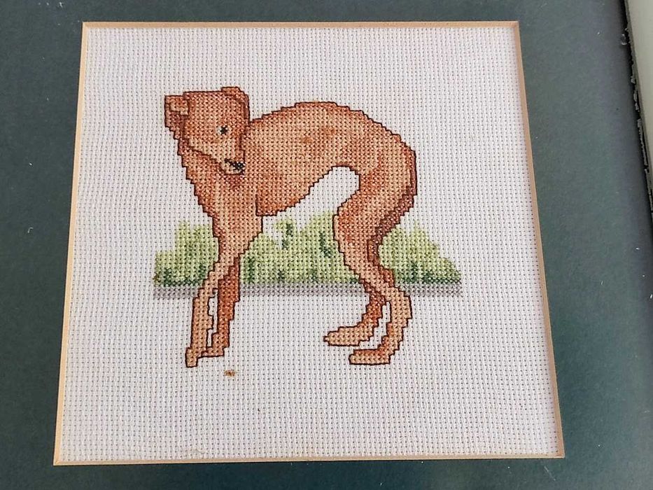 Quadro de cão galgo a ponto cruz
