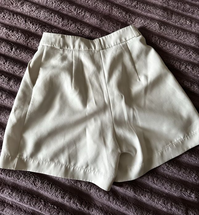 Білі стильні шорти