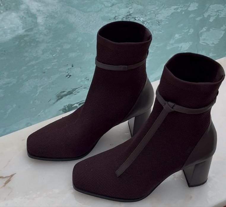 Bota de cano curto com salto e bico quadrado AmberGlow Cosy Island