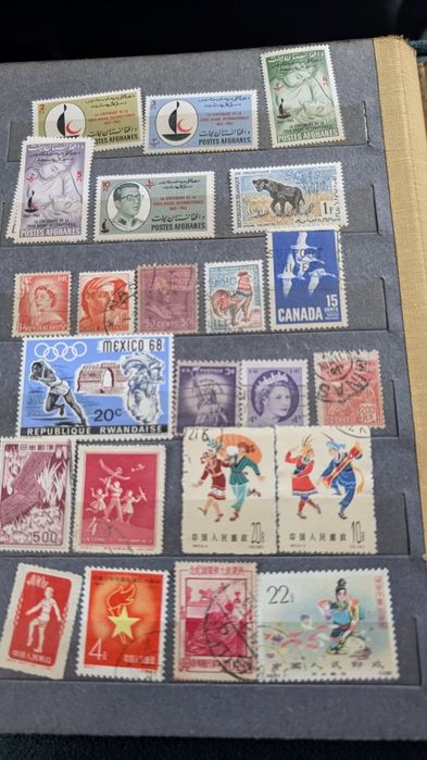 Klaser z zagranicznymi znaczkami z lat 30 - 70