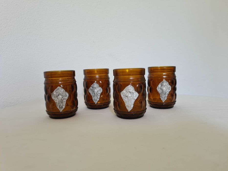 Conjunto de garrafas e copos em vidro