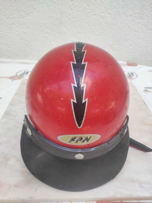 Capacete antigo bom estado