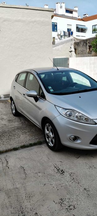 Ford Fiesta cinzento  a diesel de 2009 de propriedade  particular.