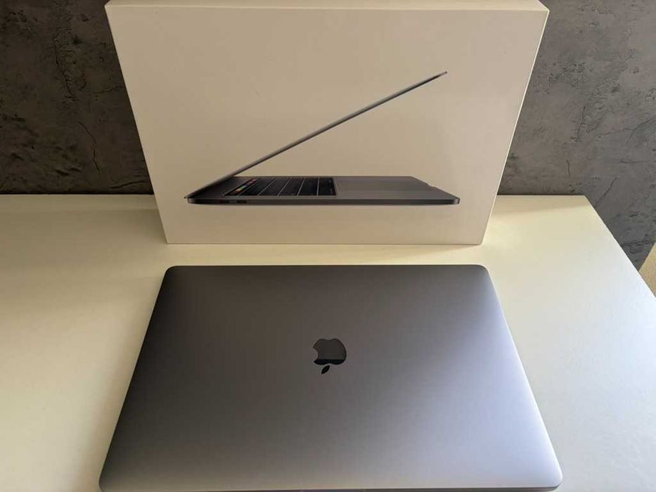 MacBook Pro 15” - IMACULADO! | i7 / 16GB / 512GB SSD / Radeon 560X64551178440707122