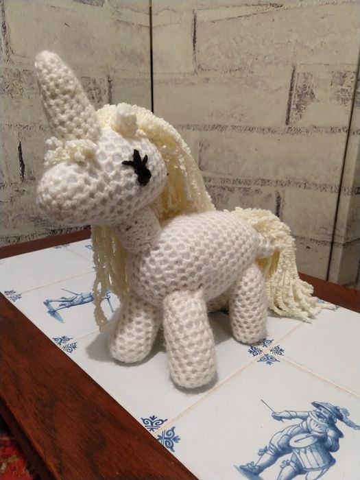 Єдиноріг, одноріг, цікава в'язана іграшка для декору