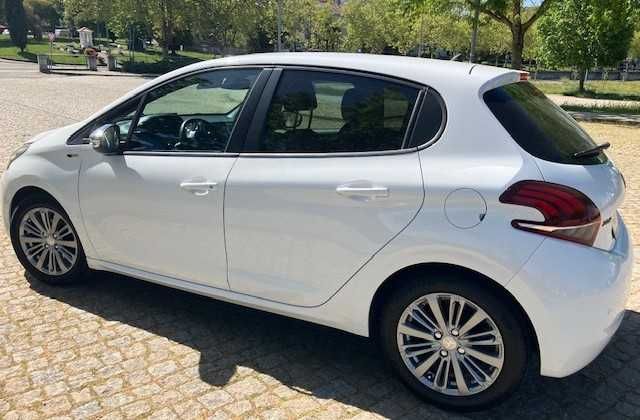 Vendo Peugeot 208 (ano 2016), em ótimo estado.