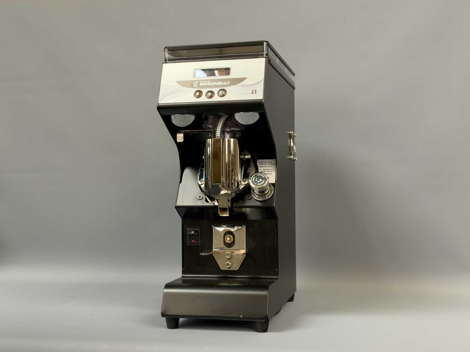 Nuova Simonelli Mythos 1 | Kultowy młynek do kawiarni specialty | Faktura