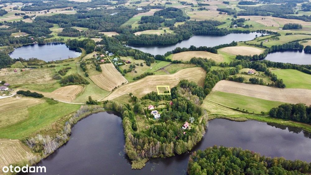 Bajeczna działka budowlana otoczona czterema jeziorami i gęstym lasem.