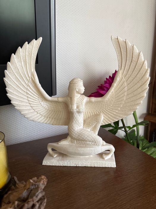 Statuetka kamienna egipskiej bogini Izydy