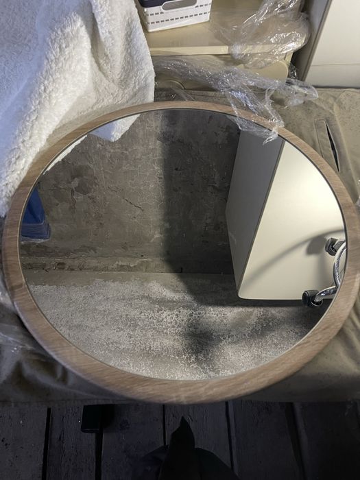 Дзеркало у деревʼяній оправі