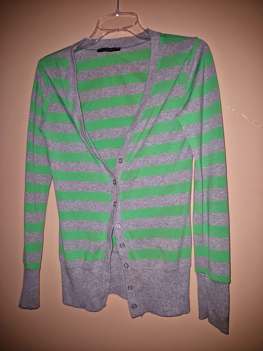 Sweter w szaro-neonowo zielone paski