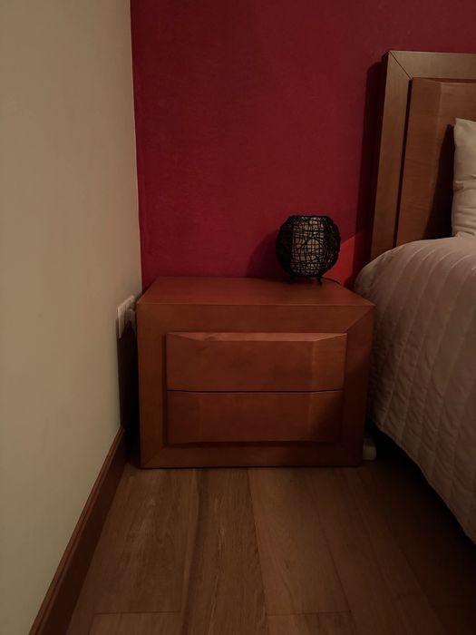 Móveis de quarto pouco utilizados.